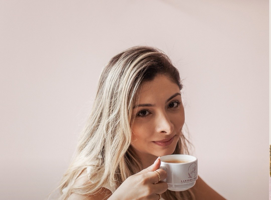Larissa tomando café